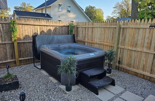 Woodland Beach House | Cozy Romantic Beachy Bungalow with Relaxing Hot Tub-3 min walk to Lake Erie