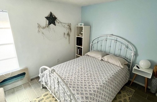 Ventura House | Cozy room in a Gated Golf Course Community- WiFi, TV, pool, restaurant