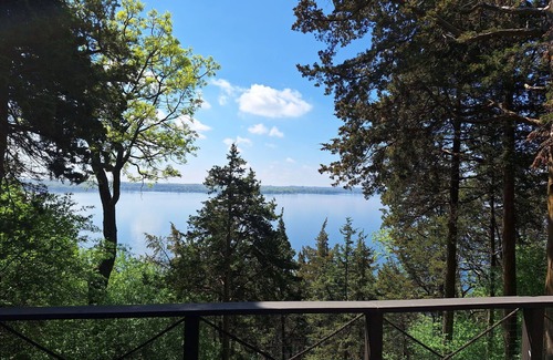 Green Lake House | Cozy & Rustic 2 Bedroom Retreat