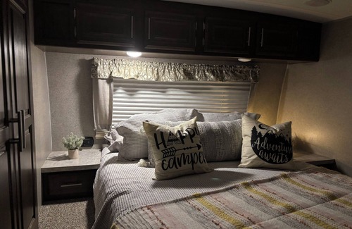 Round Top House | Cozy RV in Awesome Round Top with everything needed for a wonderful stay.