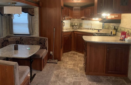 Fellowship House | Cozy RV on private farm 10 minutes to WEC, Hits, and downtown Ocala