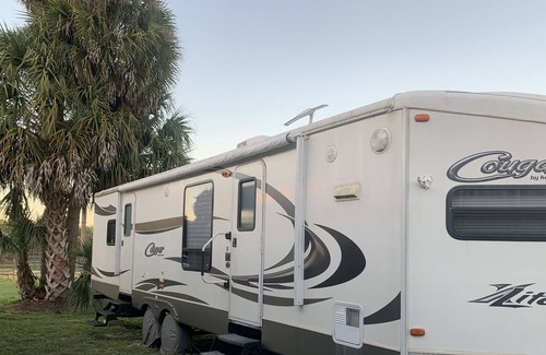 Fellowship House | Cozy RV on private farm 10 minutes to WEC, Hits, and downtown Ocala