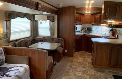 Fellowship House | Cozy RV on private farm 10 minutes to WEC, Hits, and downtown Ocala