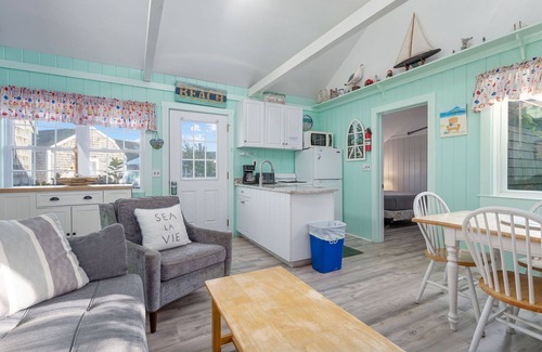 Yarmouth Cottage | Cozy SeaGills Nest Cottage Steps from Nantucket Sound