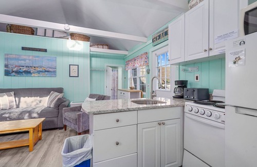 Yarmouth Cottage | Cozy SeaGills Nest Cottage Steps from Nantucket Sound