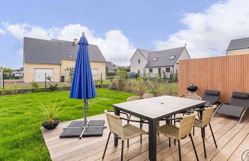 Portbail Cottage | Cozy Seaside Home: 2-Bedrooms, 350m from Beach, WiFi, BBQ, Pet-Friendly