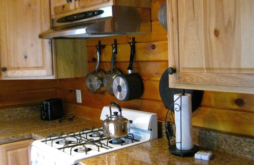 Campton Cabin | Cozy Secluded Cabin with wi-fi