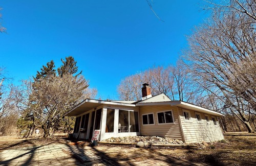 Harbert Cottage | Cozy Serene Cabin by Lake MI&Dunes Private Hot Tub
