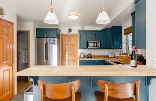 Westbrook Meadows Cabin | Cozy Ski Retreat Bend Oregon - Hot Tub, Wi-Fi, trail access