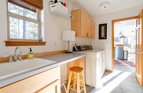 Westbrook Meadows Cabin | Cozy Ski Retreat Bend Oregon - Hot Tub, Wi-Fi, trail access