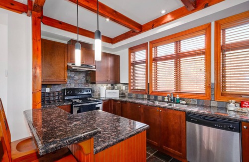 Craigleith Cottage | ✨Cozy Ski Retreat Cottage at The Base of Blue Mountain✨