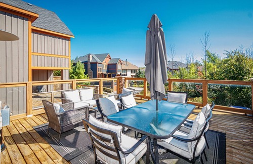 Craigleith Cottage | ✨Cozy Ski Retreat Cottage at The Base of Blue Mountain✨
