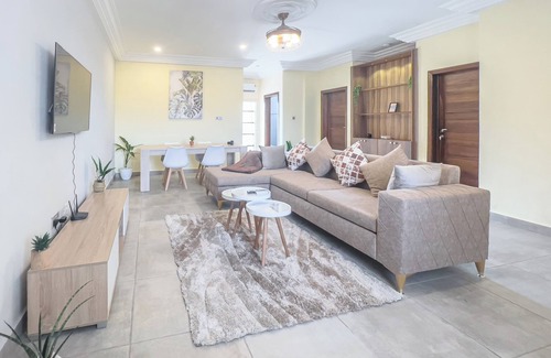 Teshie Apartment | Cozy & Spacious 2BD APT w/QUEENbeds WIFI & Netflix East Legon