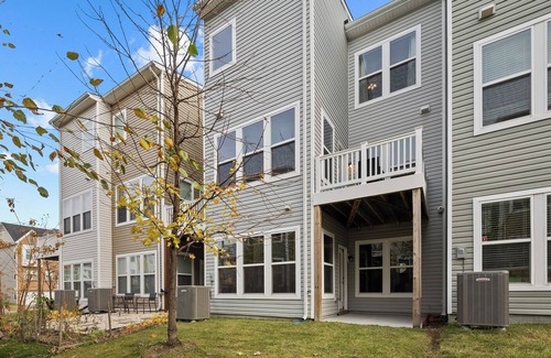 Hanover House | Cozy & Spacious 3-Level Modern Townhome Minutes From BWI + Casino