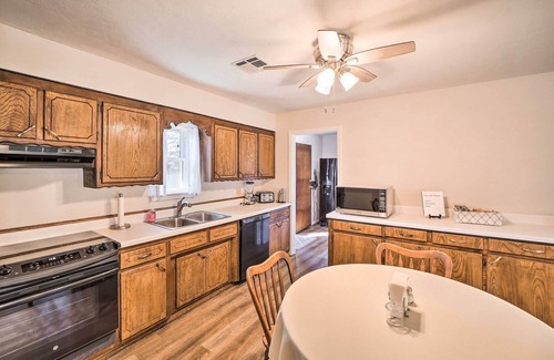 Longtown House | Cozy Stigler Escape, Walk to Lake Eufaula!