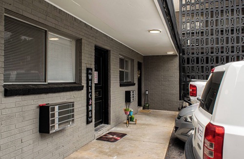 University District Apartment | Cozy studio apartment in charming Memphis with AC, WiFi Elvis Design