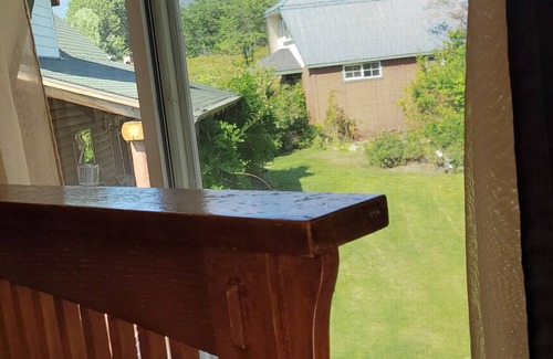 Mount Shasta Apartment | Cozy Studio, beatiful inside & out, queen size bed,Jacuzzi tub, full kitchen