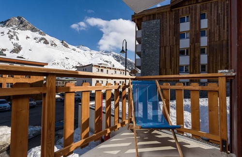 Les Almes Apartment | Cozy Studio Cabin · Near Slopes & Shops · Balcony · Sleeps 4