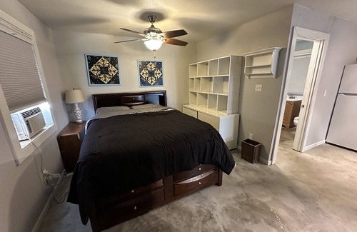 Prien Apartment | Cozy studio cottage in enchanting Lake Charles with AC, WiFi.