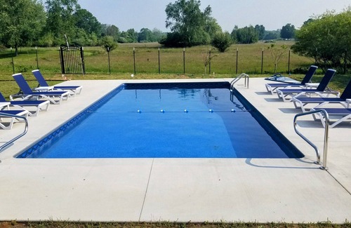 Douglas Apartment | Cozy studio in Douglas with swimming pool and fireplace.