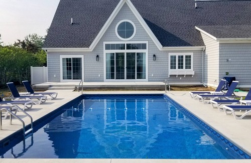 Douglas Apartment | Cozy studio in Douglas with swimming pool and fireplace.