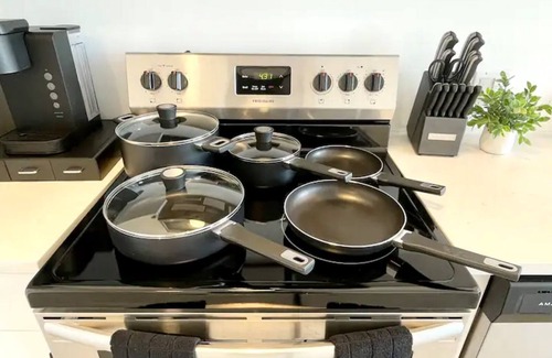 Elizabeth Apartment | Cozy Studio Oasis - near NYC, EWR, Prudential, NJPAC, American Dream, MetLife