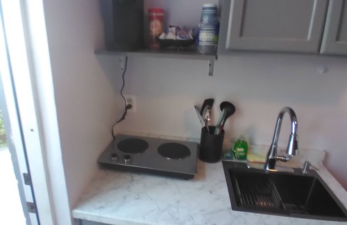 Lutz Apartment | Cozy studio with AC and WiFi in charming Lutz.