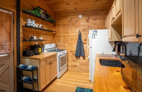 Intervale Cabin | Cozy & Stylish Cabin close to ski mountains, hiking, downtown & more!