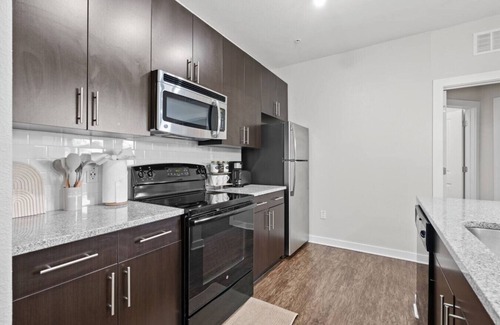 North Hyde Park Apartment | Cozy/Stylish Downtown APT/Pool,gym, FREE Parking