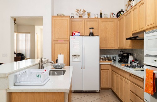 Spring Valley House | Cozy, Stylish High ceiling 3bd rm single story house 1790 sf for Business/Family