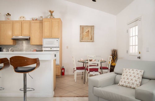 Spring Valley House | Cozy, Stylish High ceiling 3bd rm single story house 1790 sf for Business/Family