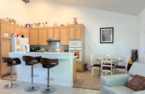 Spring Valley House | Cozy, Stylish High ceiling 3bd rm single story house 1790 sf for Business/Family