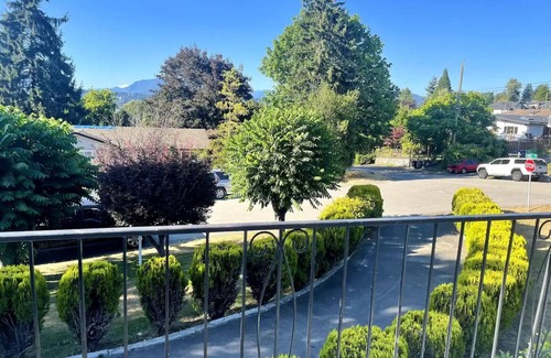 Surrey Apartment | Cozy suite in Surrey Bolivar Heightsnn