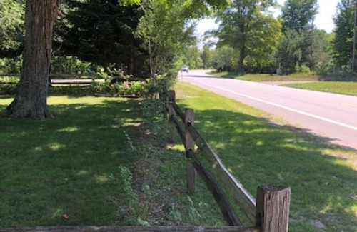 Maple City House | Cozy Summer Cottage - great central location!