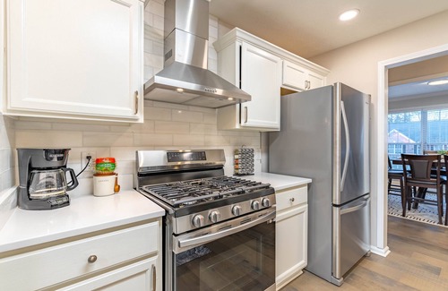 Lawrenceville House | Cozy Sweet Peach 4 BR 3 BA with Bonus Room & Screened Porch - Pet Free home