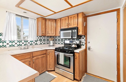 Midway House | Cozy Swiss Chalet Steps from Main St- Sleeps 5