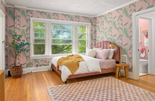 Alphabet Historic District Condo | Cozy tastefully decorated vintage inspired studio condo