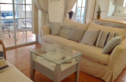 Discovery Bay Cottage | Cozy cottage on the canal!