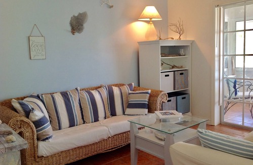 Discovery Bay Cottage | Cozy cottage on the canal!
