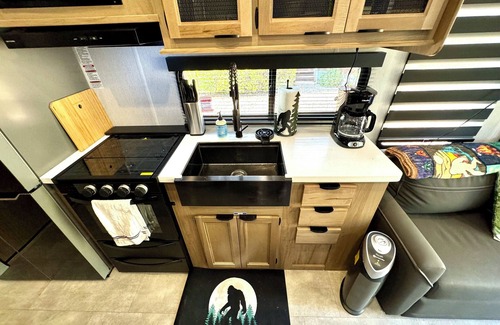 Central House | Cozy tiny home in peaceful Central with hot tub, firepit and star deck