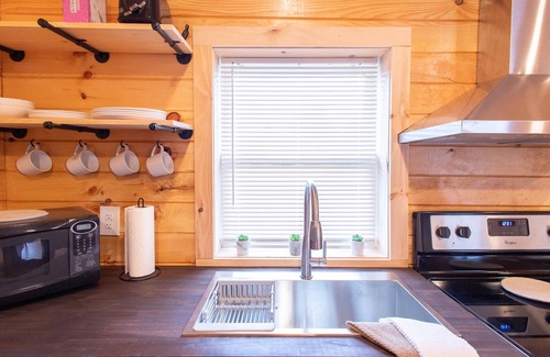 Bronston Cottage | Cozy Tiny Home Near Multiple Marinas & Boat Storage's on Lake Cumberland!