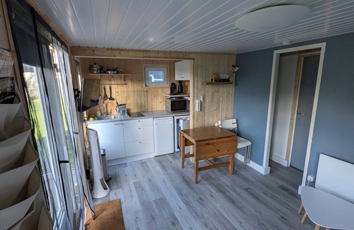 Klemskerke Ski Chalet | Cozy Tiny House (4p) near the sea | Quiet mini camping De Haan