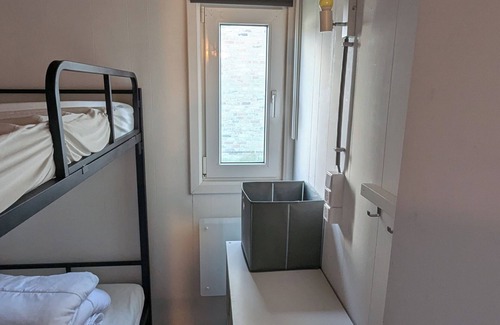 Klemskerke Ski Chalet | Cozy Tiny House (4p) near the sea | Quiet mini camping De Haan