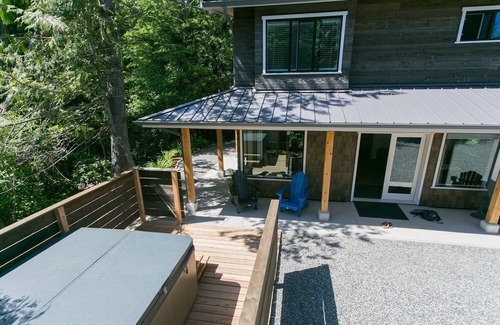 Tofino House | Cozy Tofino Guest House, Walking Distance to the Beach