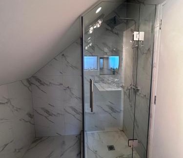 Auckland House | Cozy Top-Floor Stay with Private Bathrooms & Free Parking