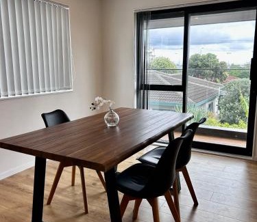 Auckland House | Cozy Top-Floor Stay with Private Bathrooms & Free Parking