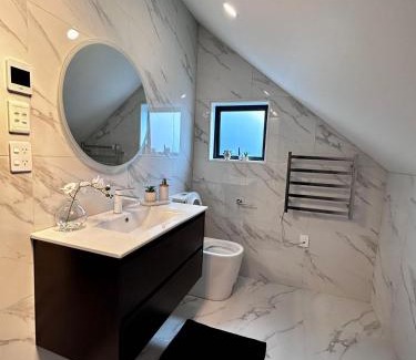 Auckland House | Cozy Top-Floor Stay with Private Bathrooms & Free Parking