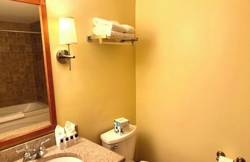 Vernon Apartment | Cozy Top Floor Studio On The Slope, Pool, Hot Tubs, Sauna, Fireplace