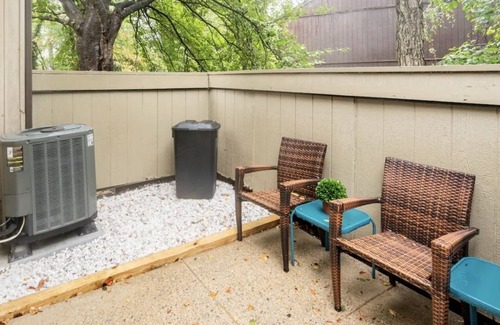 Woodbridge House | Cozy Townhome in the Heart of Woodbridge with King bed & Pool Table.