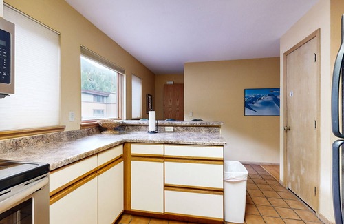 Intermountain House | Cozy townhome with deck - on free shuttle route